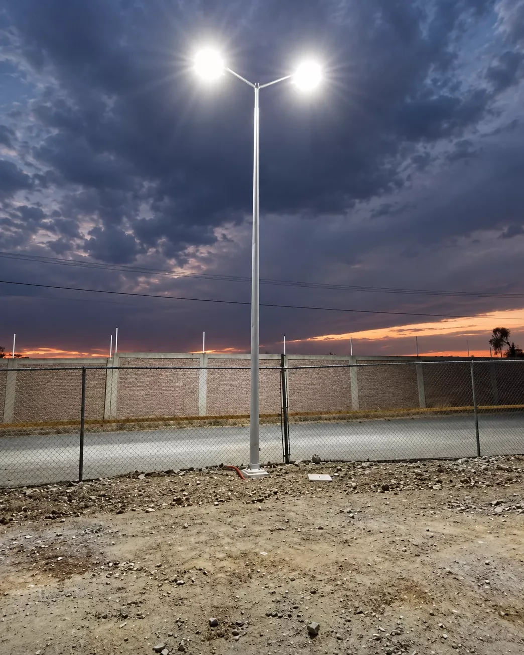 Poste de luminaria instalado en operación