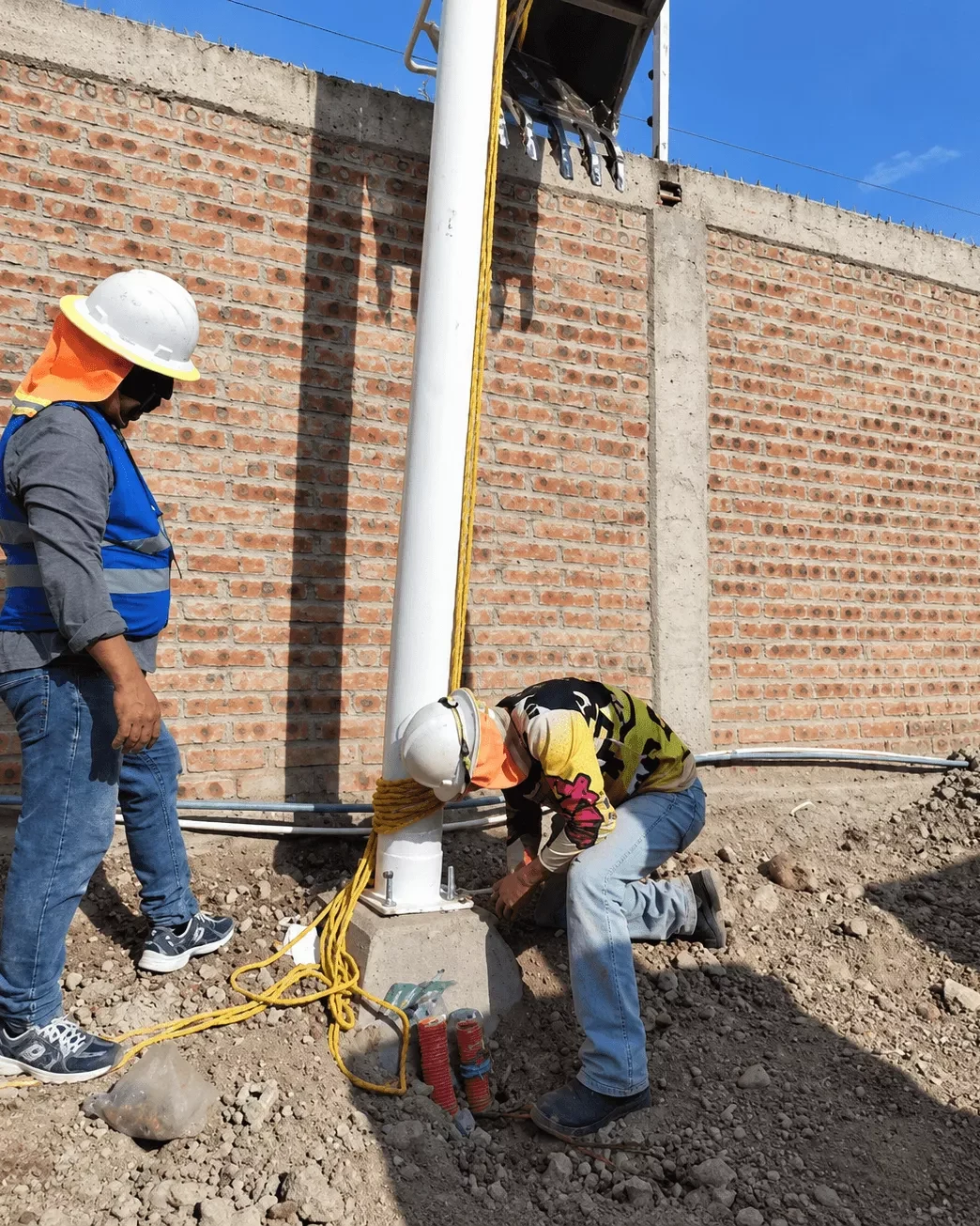 Instalación de poste y herrajes para línea eléctrica