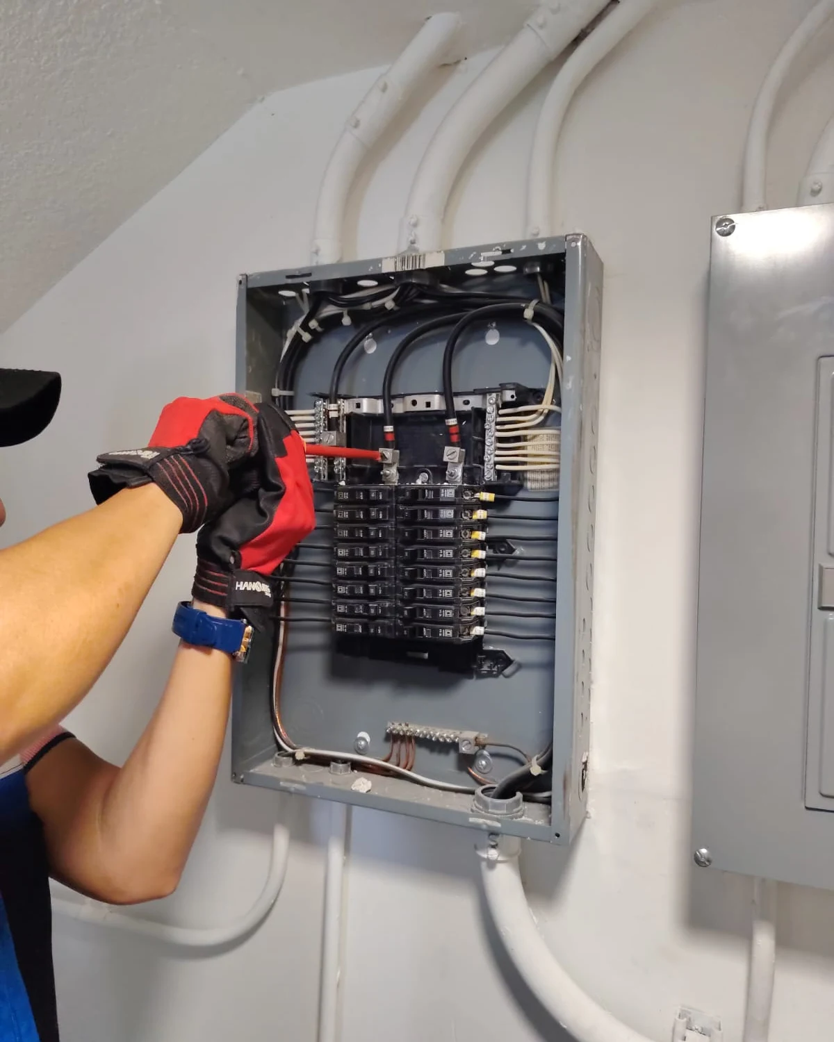 Técnico ajustando una conexión en un tablero eléctrico