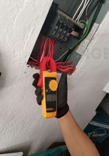 Medición de corriente en centro de carga eléctrico
