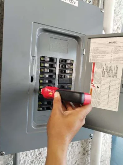 Revisión de interruptores en tablero de distribución