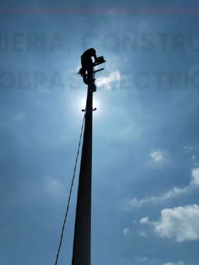 Técnico realizando trabajo eléctrico en altura